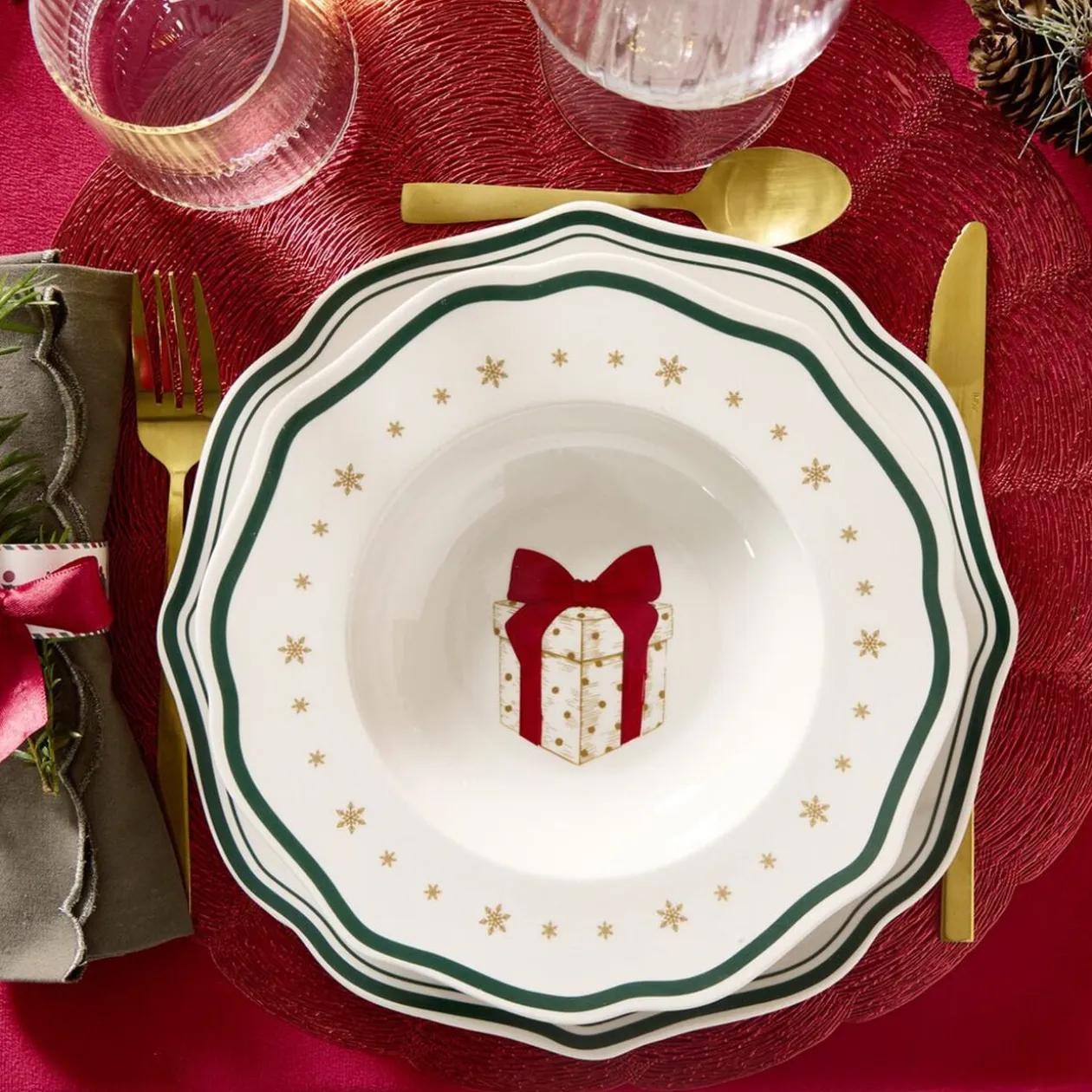 Assiette creuse imprimé boule de Noël contour vague bleu faïence Ø22 cm
