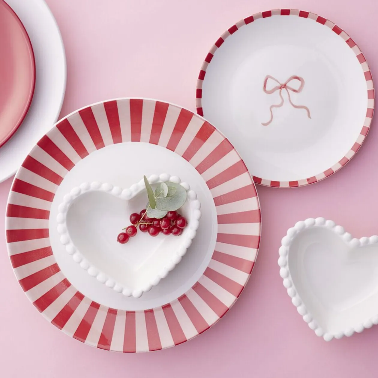 Assiette à dessert porcelaine motifs noeud et rayures blancs et rouges Ø19cm