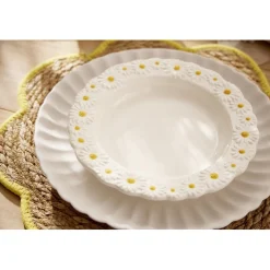 Assiette ronde en dolomite blanche bord relief marguerite Ø20cm
