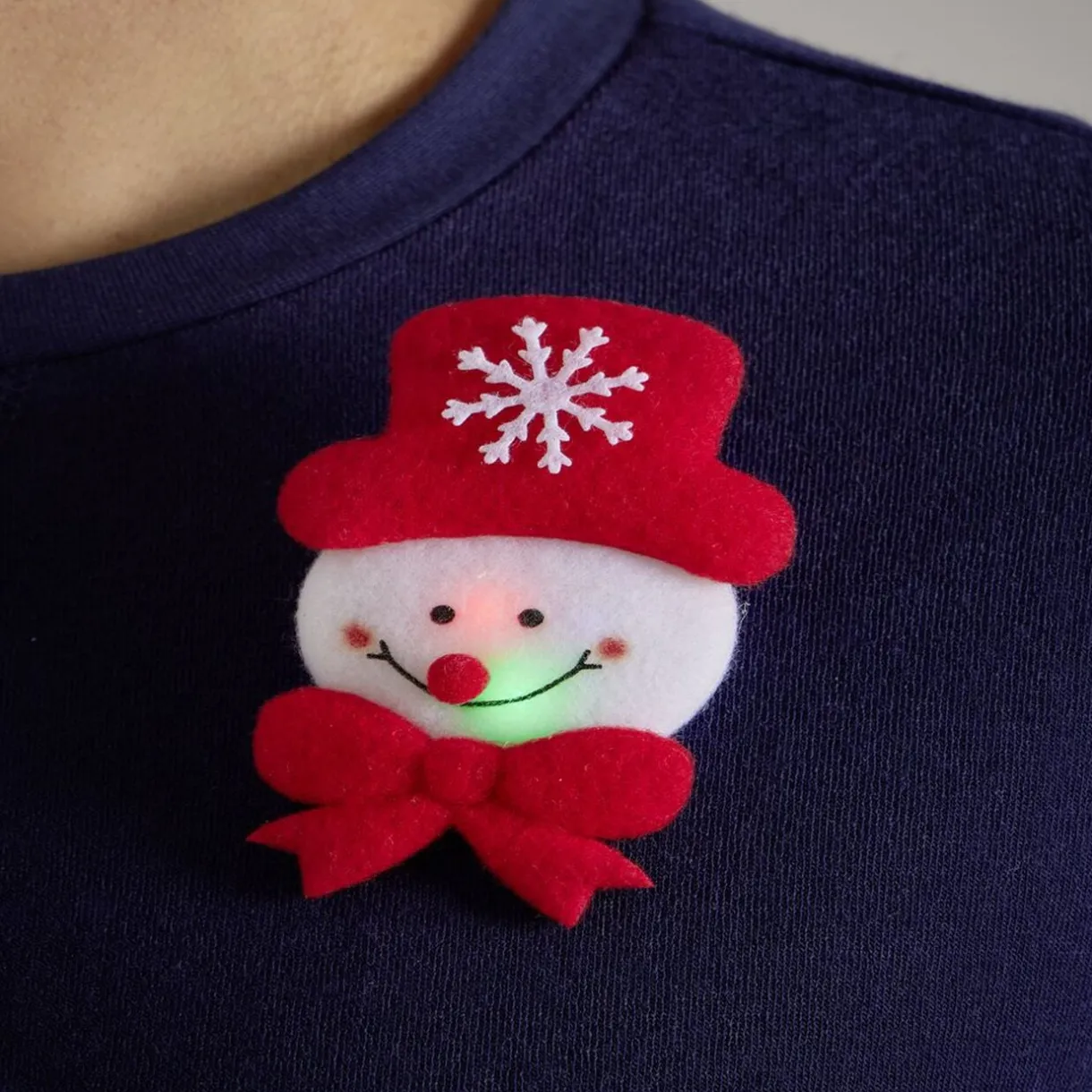 Badge lumineux Noël rouge et blanc (4 modèles) < Gifi