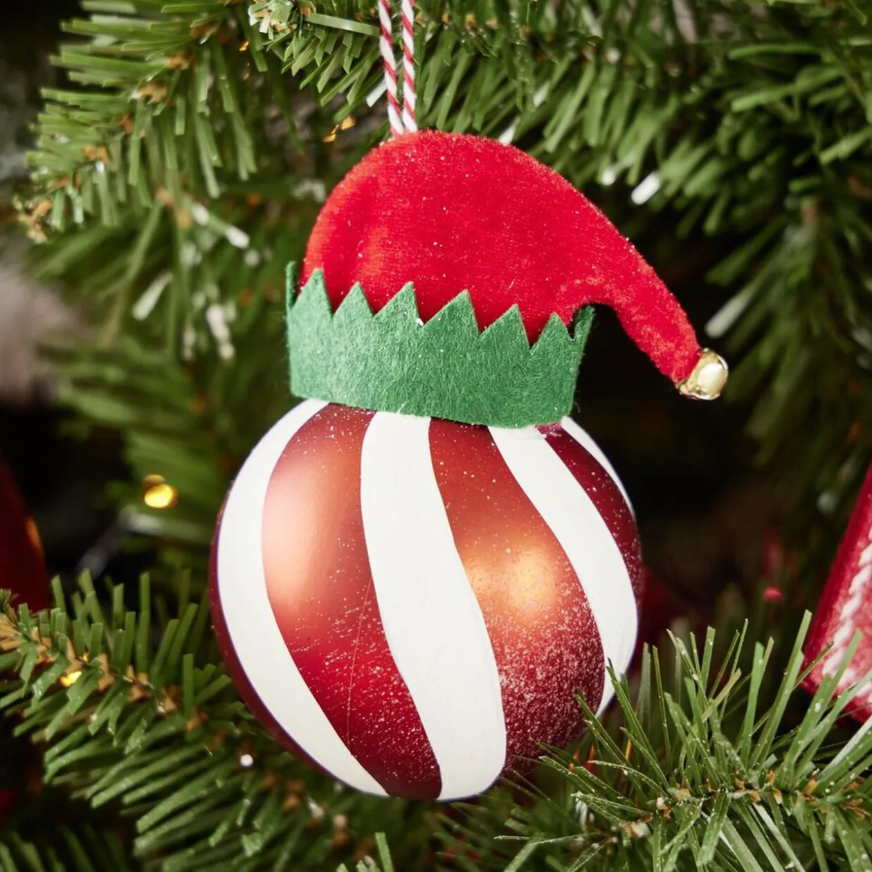 Boule de Noël motif spirale et bonnet Père Noël ou lutin Ø8xH11cm