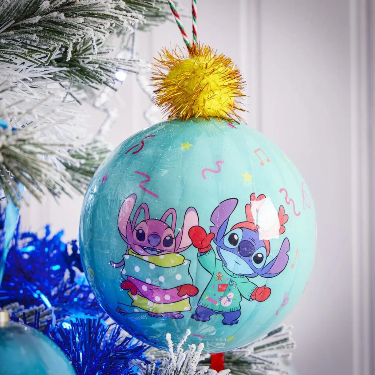 Boule de Noël Stitch avec pompon Ø12cm H15cm < Gifi Outlet