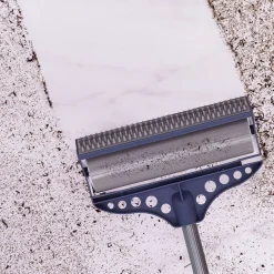 Brosse adhésive avec manche télescopique