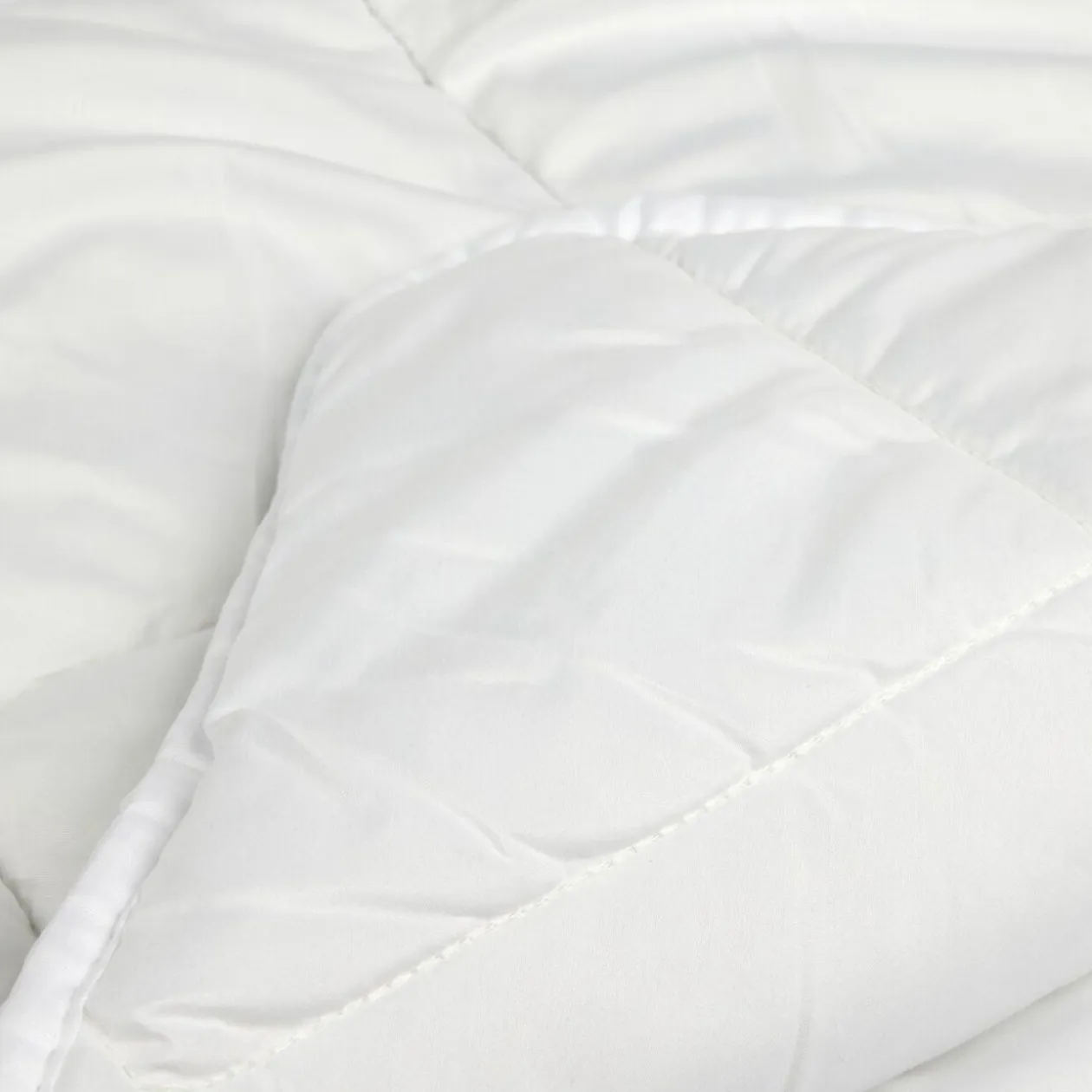 Couette tempérée 240x220cm 2 personnes uni blanc