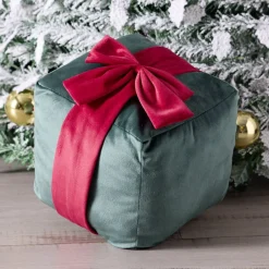 Coussin carré forme cadeau de Noël ruban polyester L20X20XH20 cm (2 modèles vert ou rose) < Gifi New