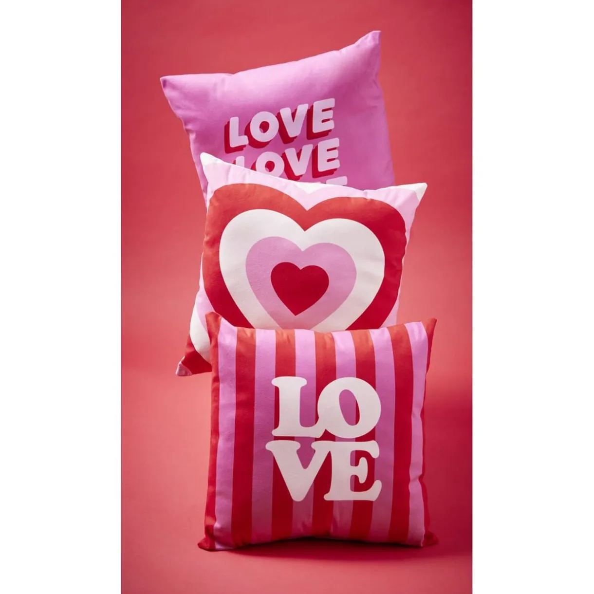 Coussin carré thème amour rouge et rose 40x40cm (3 modèles) < Gifi Hot