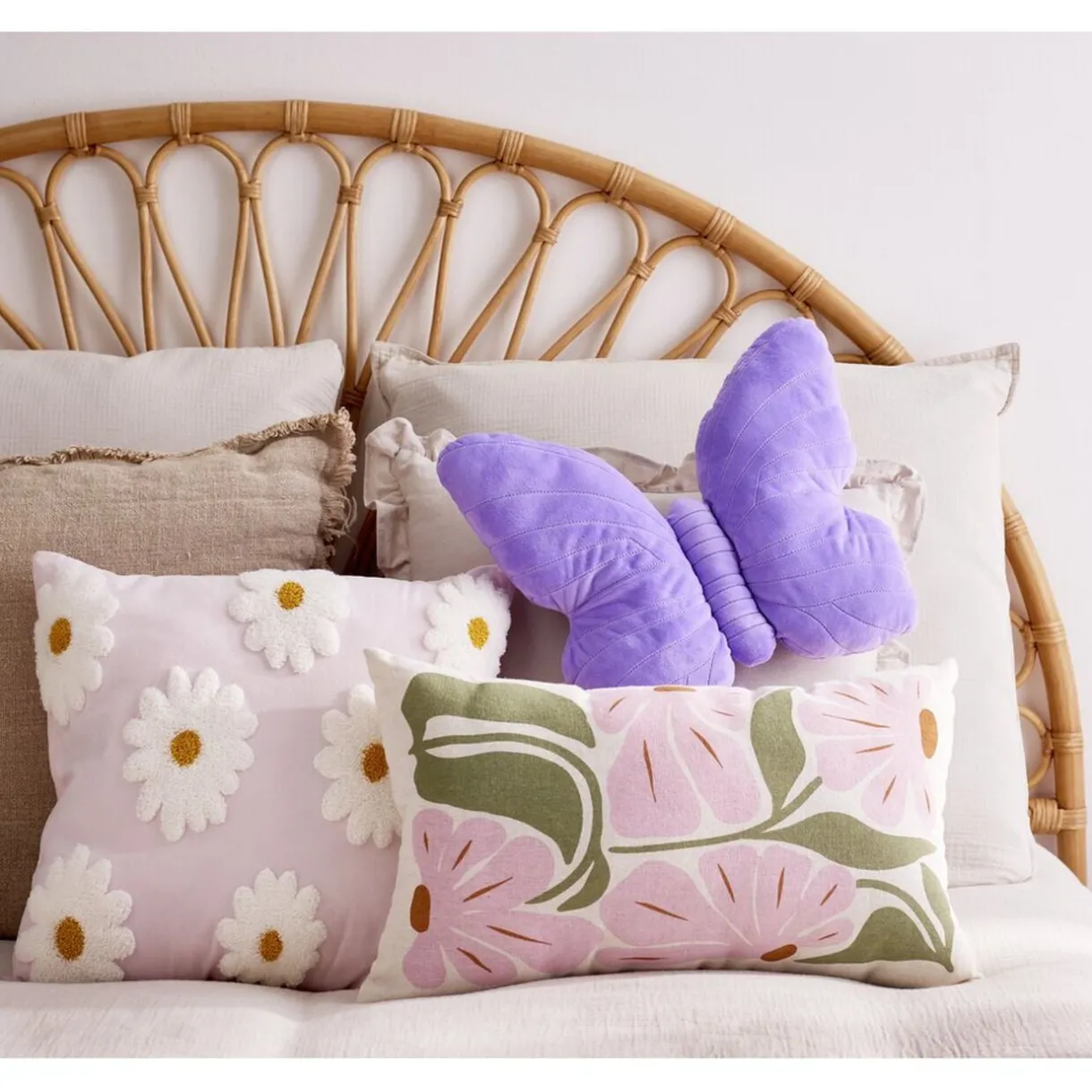 Coussin forme papillon 30x37cm (2 modèles violet ou vert) < Gifi