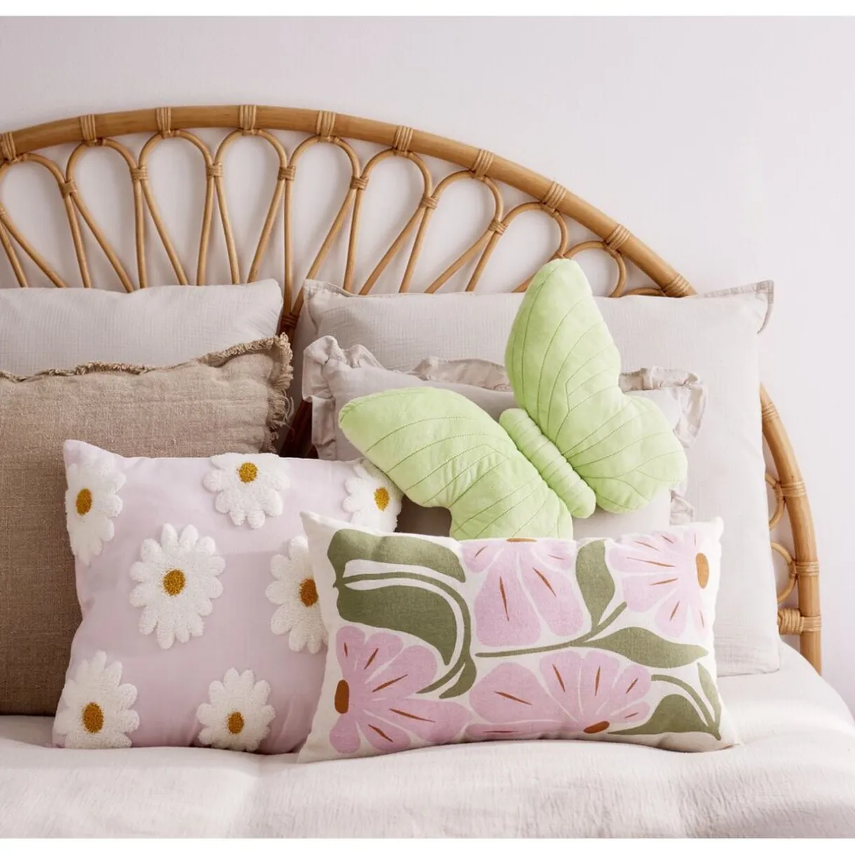 Coussin forme papillon 30x37cm (2 modèles violet ou vert) < Gifi