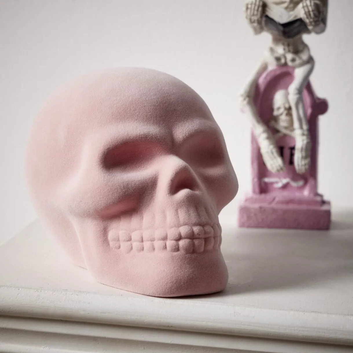 Décoration velours Halloween tête de mort pastel rose 12x11xH16cm < Gifi Outlet