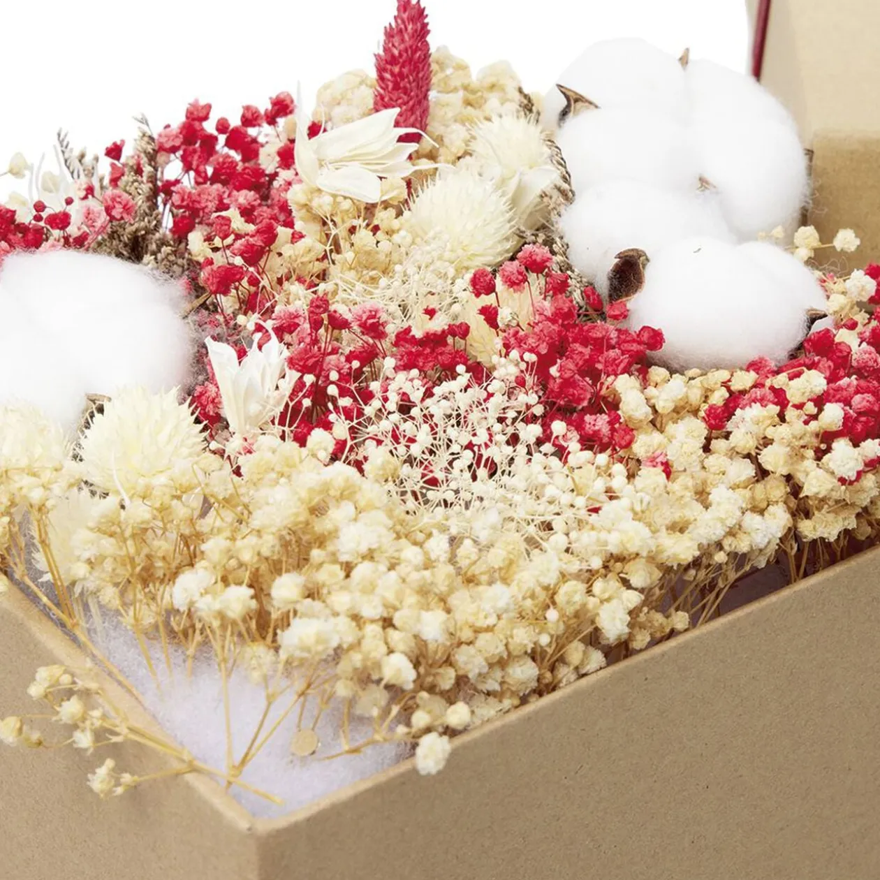 Fleur séchées dans boîte cadeau carrée