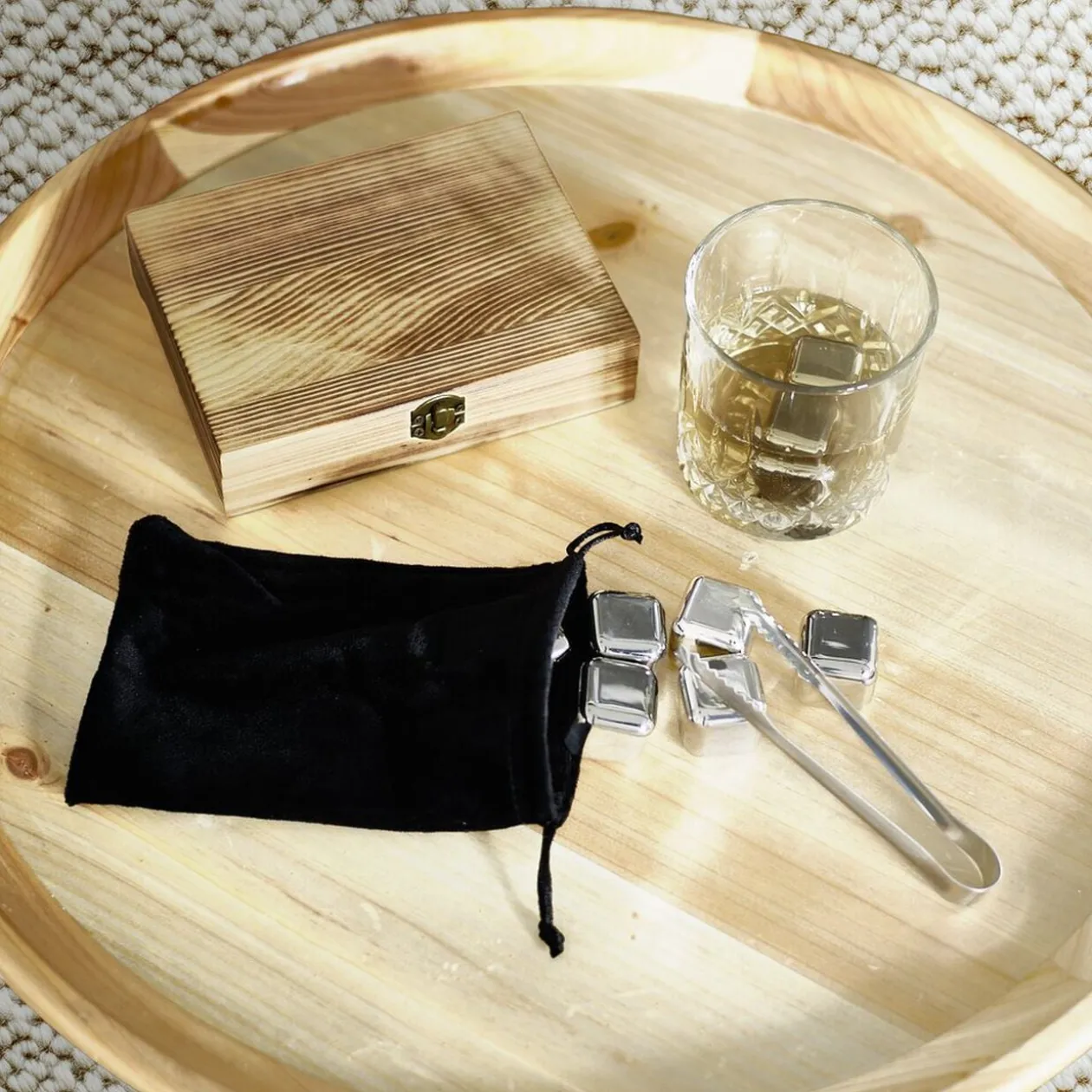 Glaçons en acier avec pince et housse dans coffret en bois