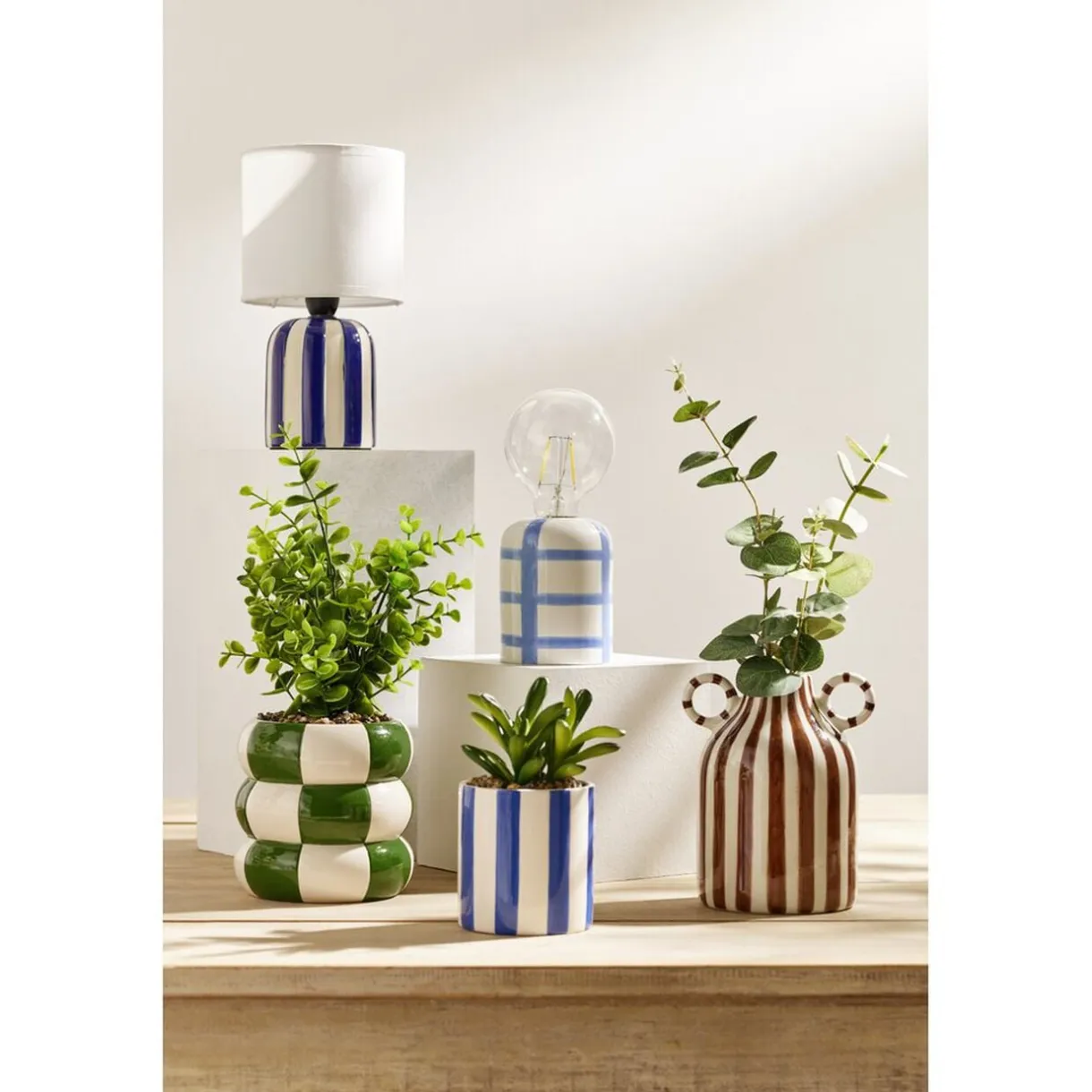Lampe à poser ampoule LED base céramique quadrillée (2 modèles) < Gifi Outlet