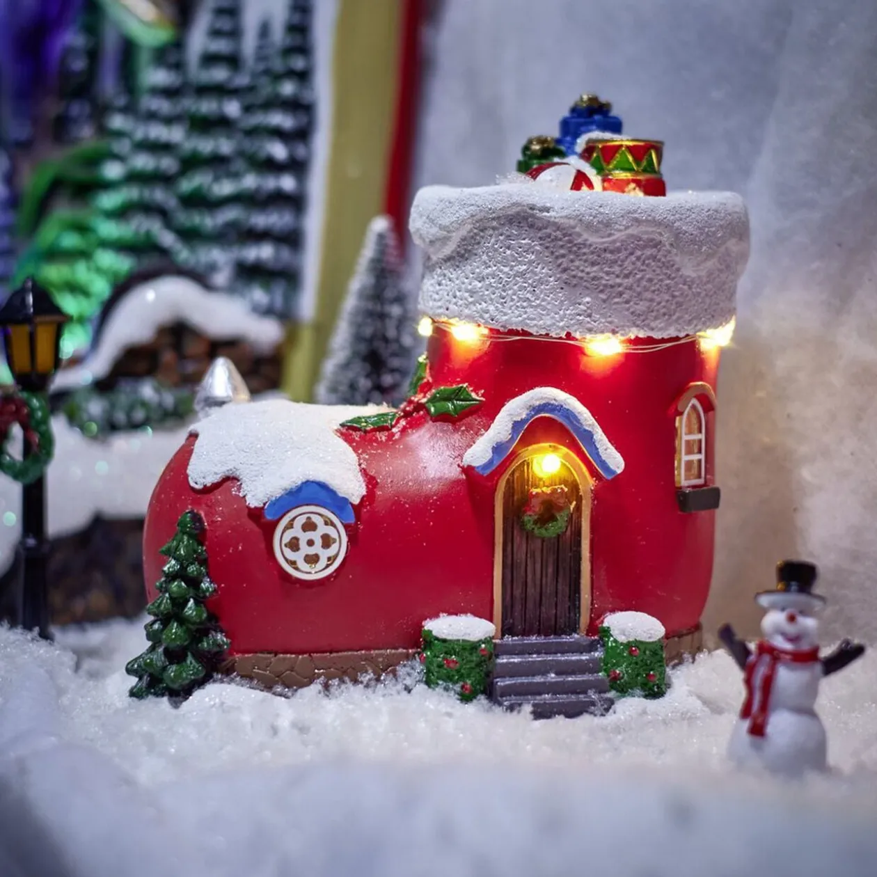 Maison de Noël lumineuse forme botte rouge et blanche polyrésine 13x9xH13cm