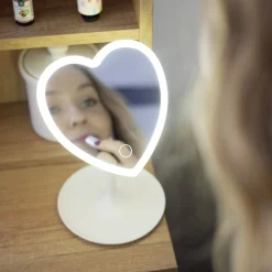 Miroir lumineux LED sur pied inclinable plastique blanc forme coeur 16xH24cm