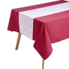Nappe en tissu rouge avec chemin de table blanc motif houx 140x250cm