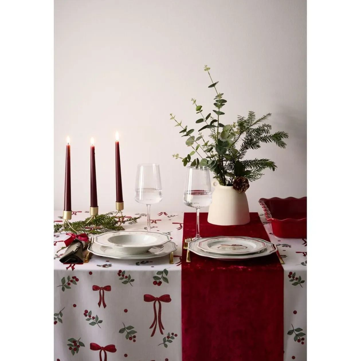 Nappe polyester imprimé noeuds et houx L300X140 cm blanc rouge et vert