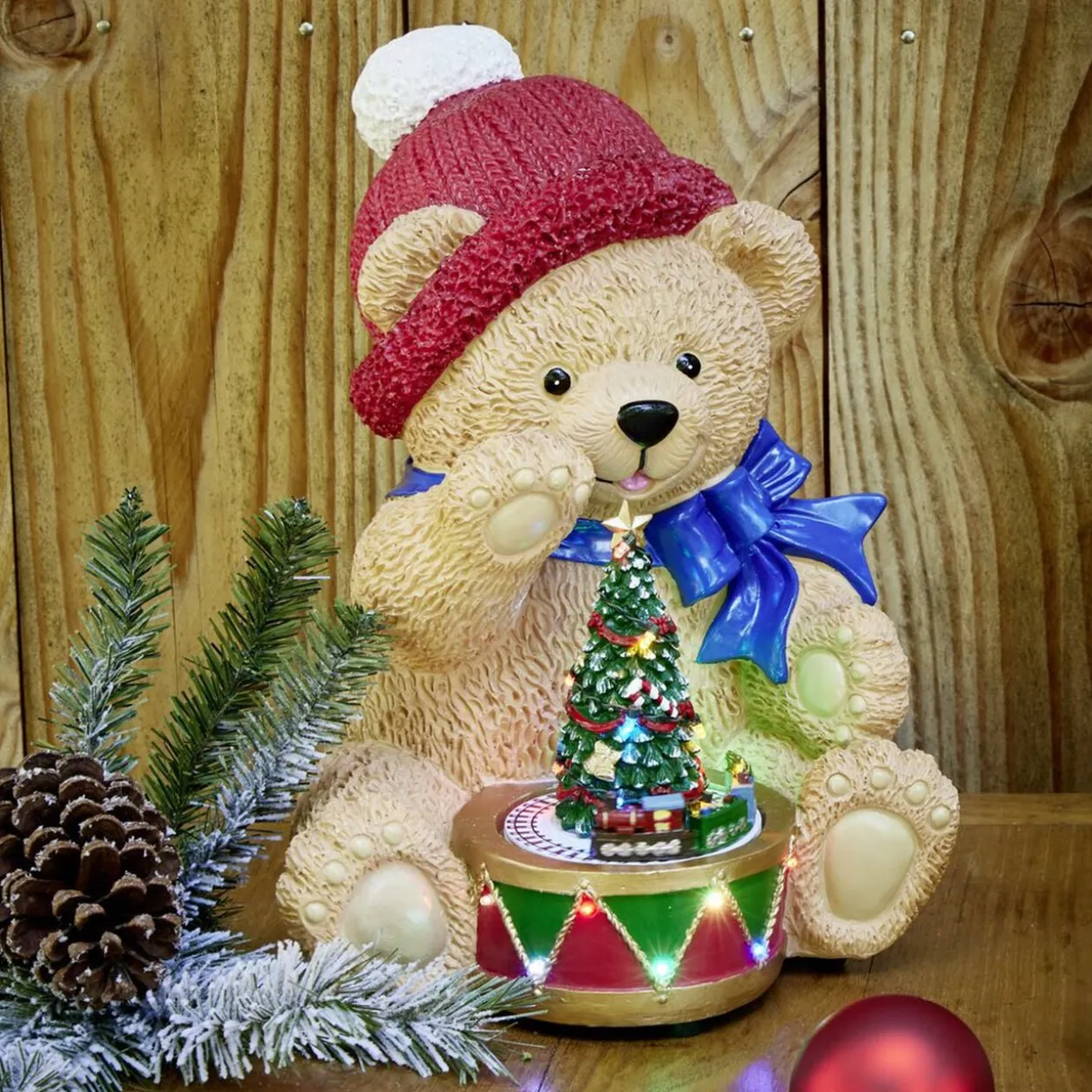 Ourson assis avec sapin de Noël lumineux animé sonore polyrésine 26x26xH34,5cm