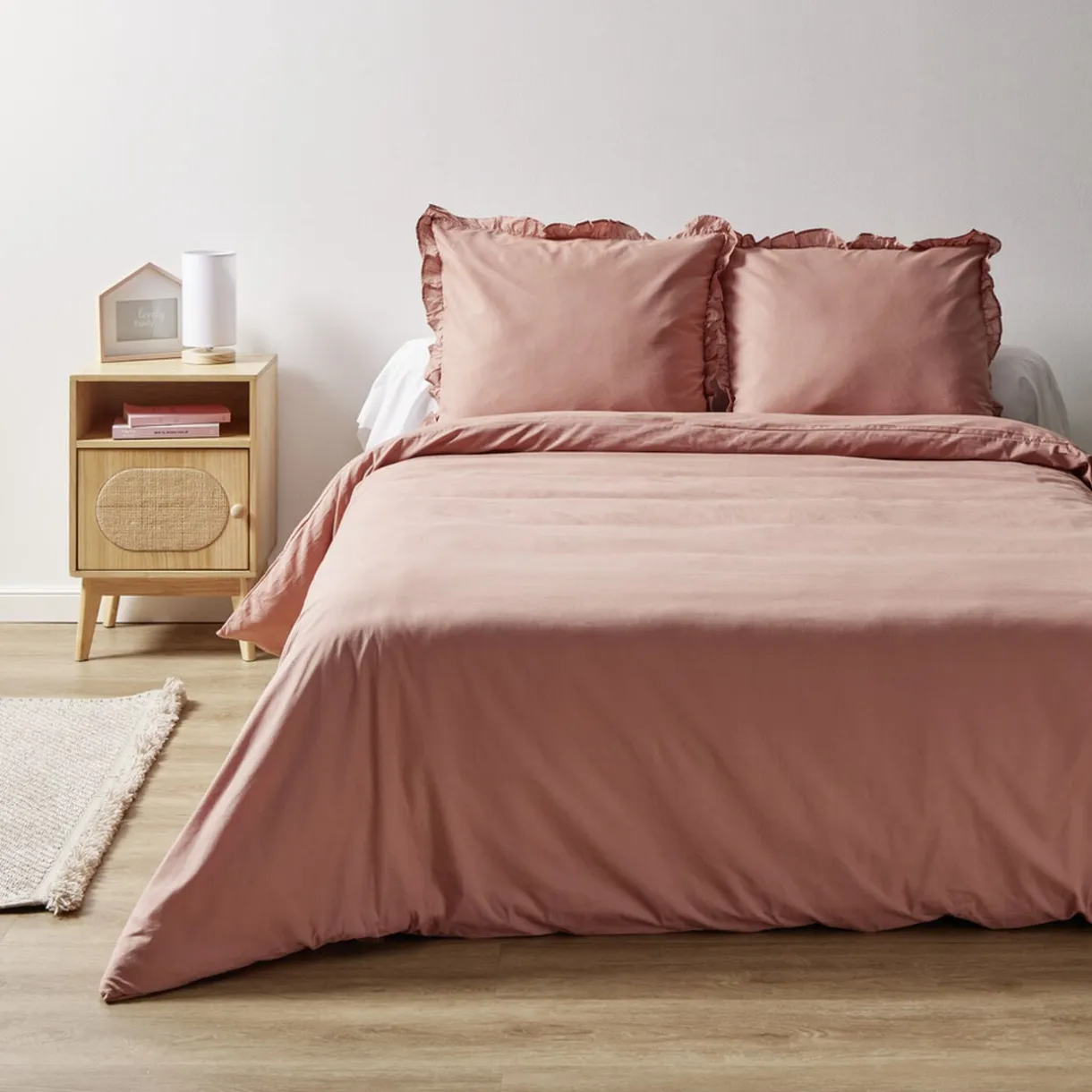 Parure de lit 2 personnes 220x240cm rose uni avec volants < Gifi Online