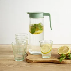 Pichet en verre et plastique vert avec 4 verres