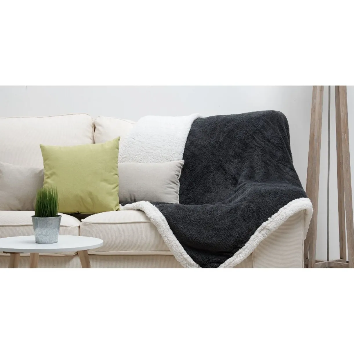 Plaid polaire réversible imitation fourrure gris foncé et blanc < Gifi New