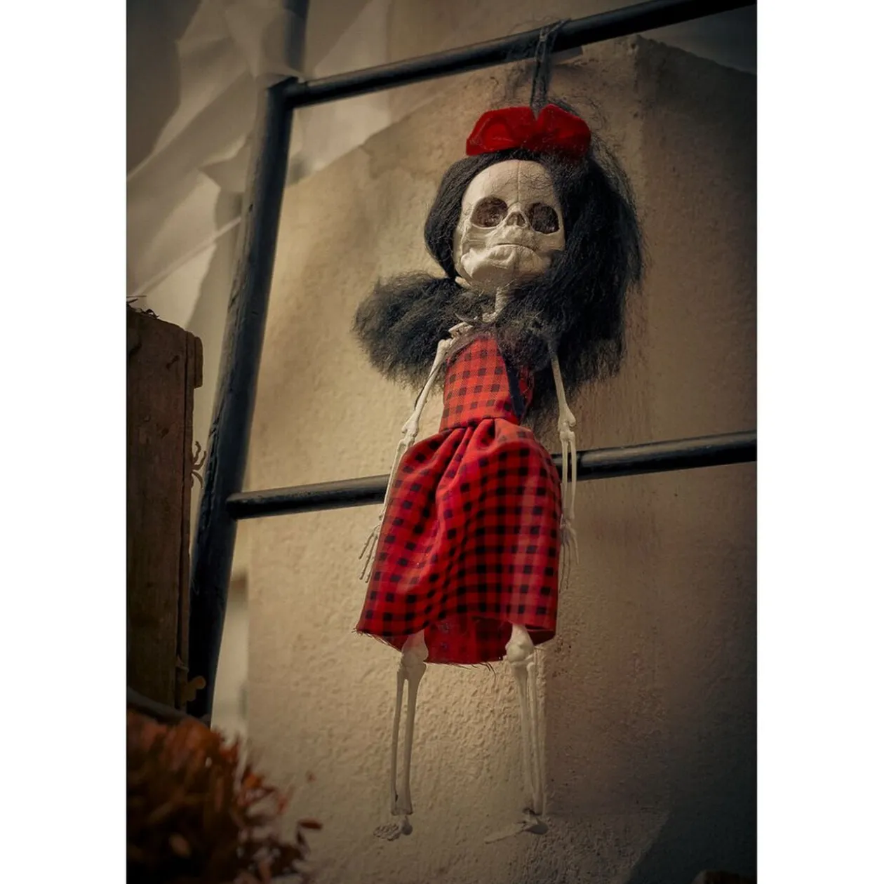 Poupée Halloween squelette à suspendre H44cm (2 modèles)