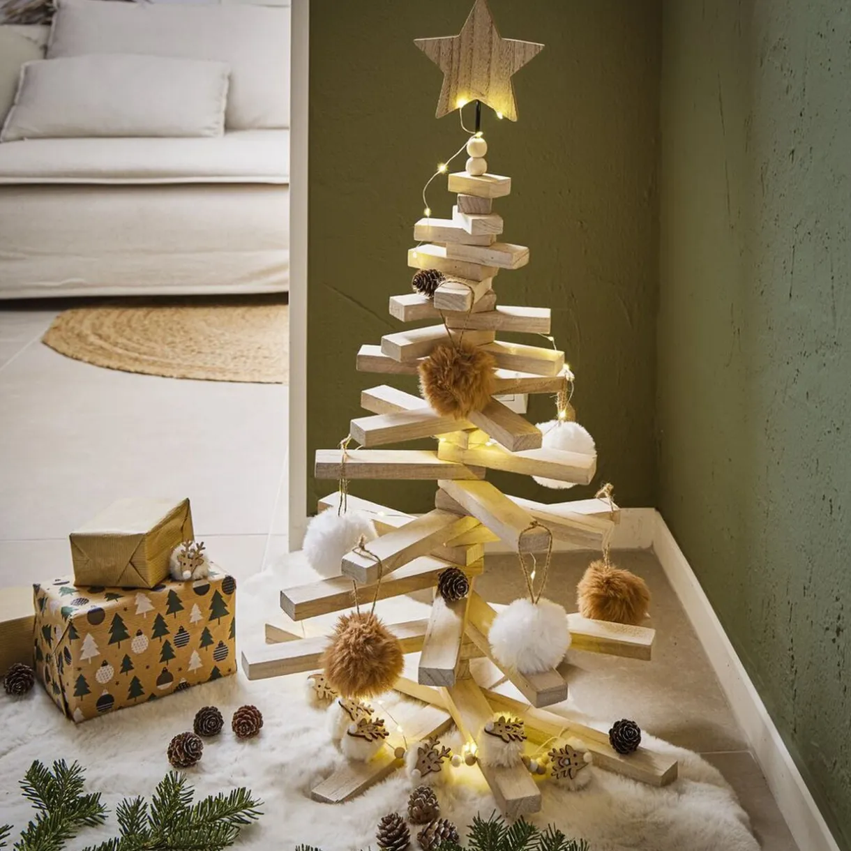 Sapin de Noël en bois amovible gris 48xH71cm < Gifi Online