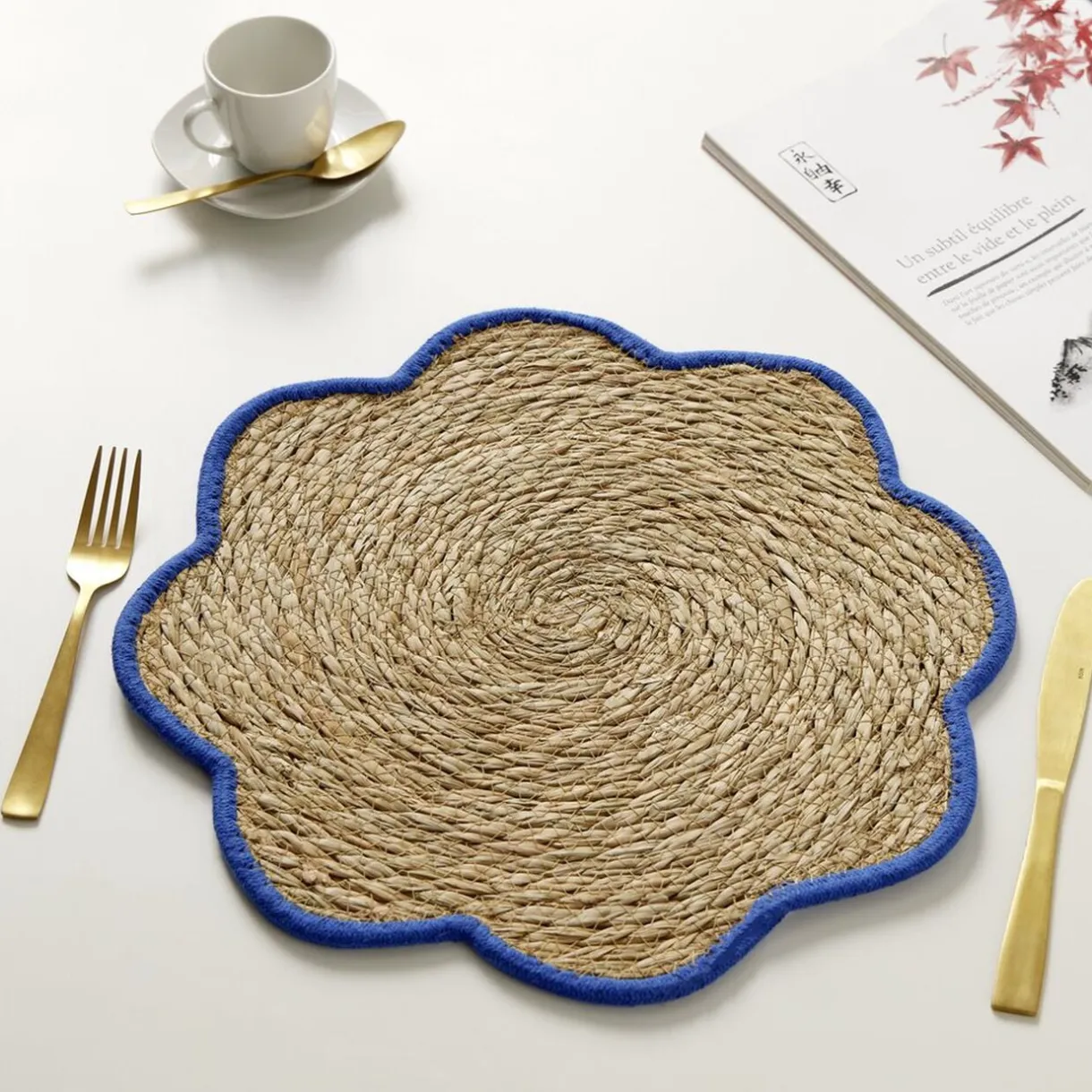 Set de table jonc de mer tressé et coton forme fleur contour bleu Ø38cm < Gifi