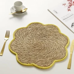 Set de table jonc de mer tressé et coton forme fleur contour jaune Ø38cm