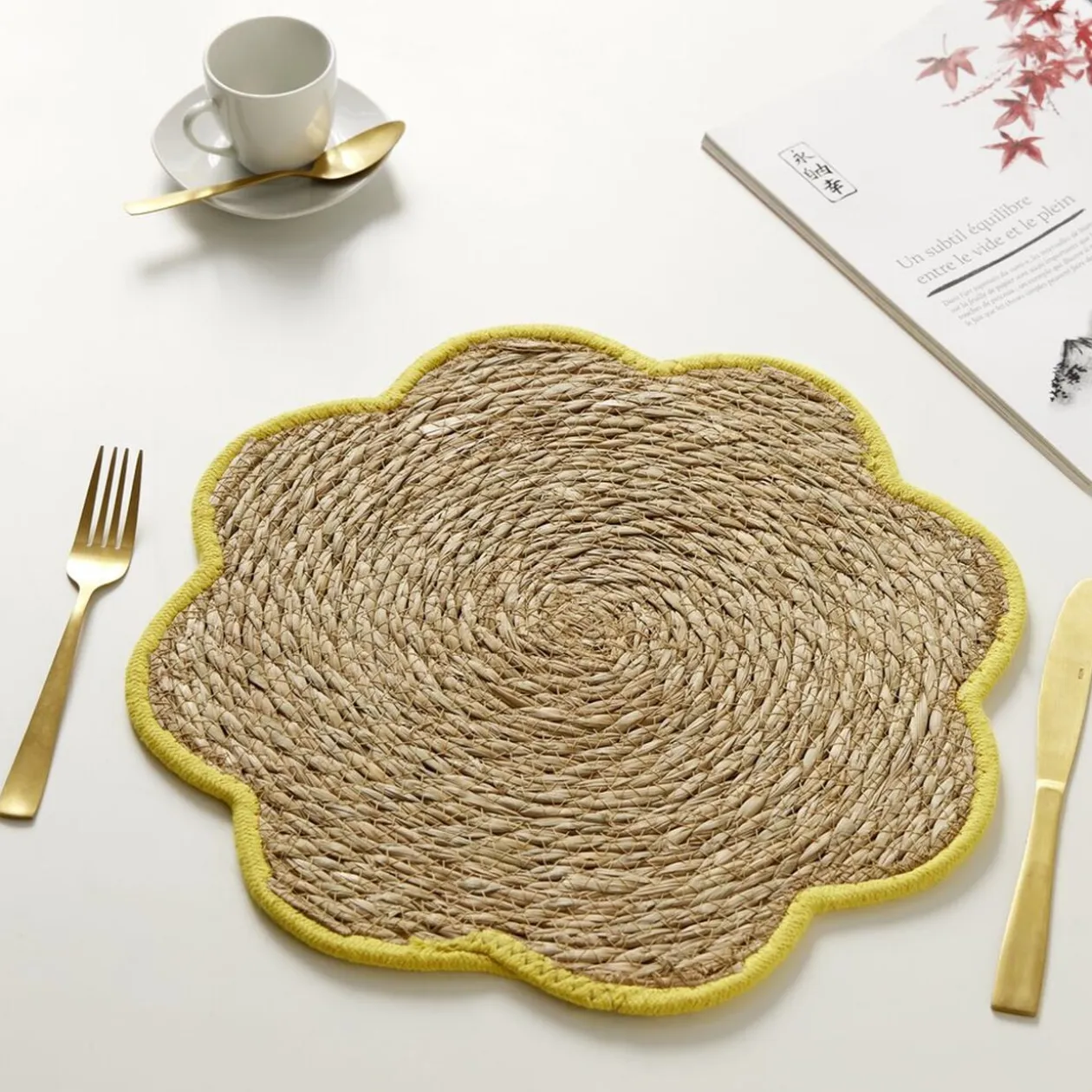 Set de table jonc de mer tressé et coton forme fleur contour jaune Ø38cm