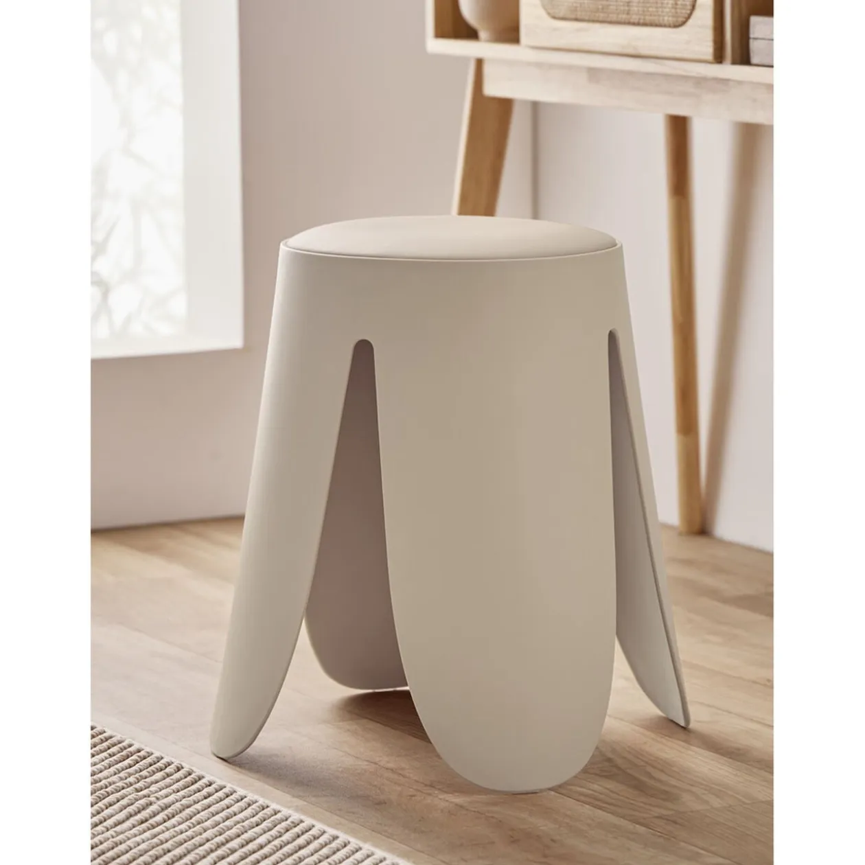 Tabouret rond Spiro pieds larges plastique beige Ø33xH46cm